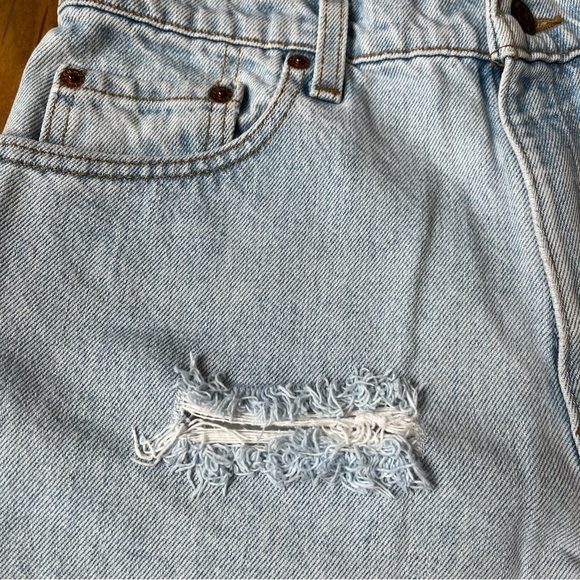 Levi 550 Cutoff High Rise Distressed Shorts. Light Blue. Size 11 - Picture 2 of 7